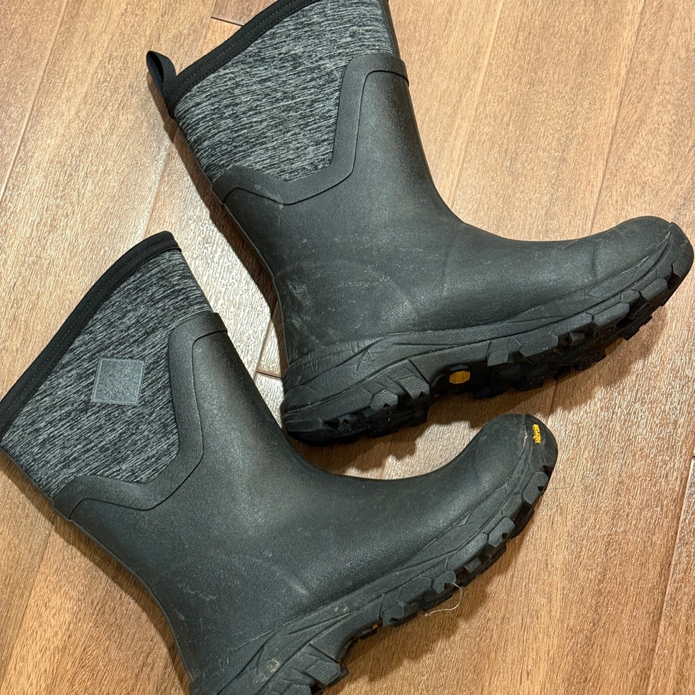 Muck Boots (Arctic Ice Mid Boot, vibram soles)